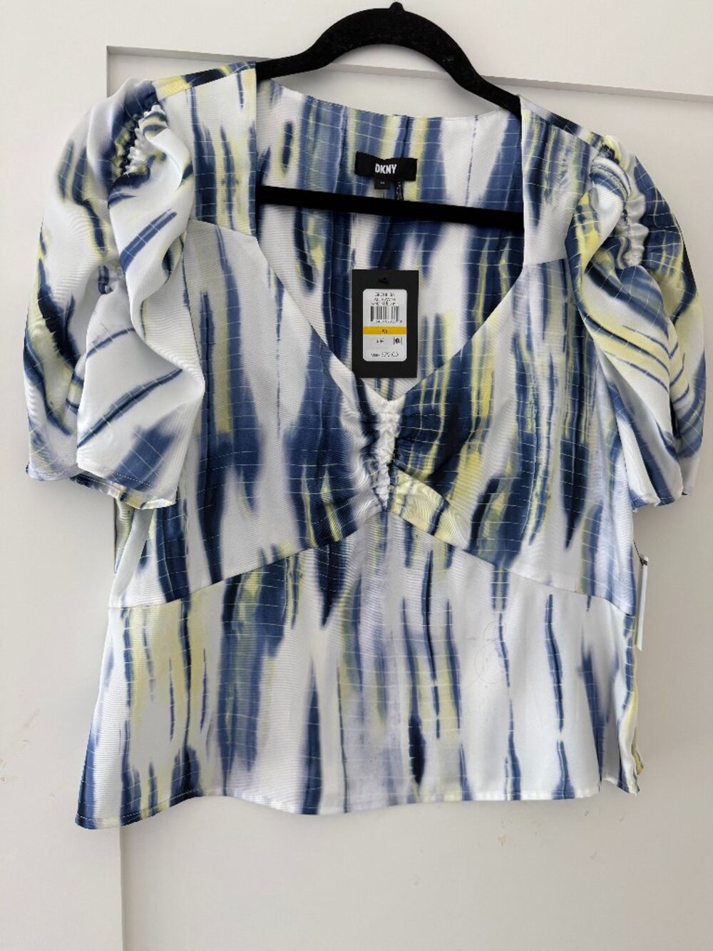DKNY TOP WITH RUCHED SHORT SLEEVES (SIZE M)